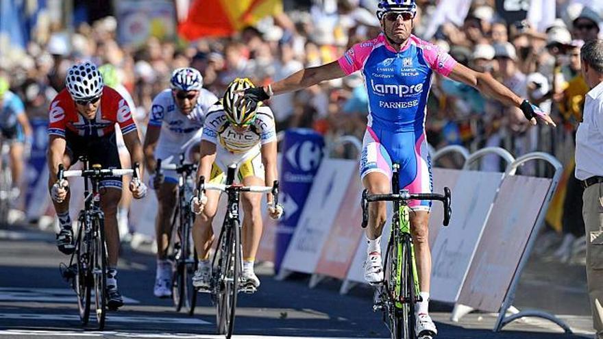 El italiano Petacchi levanta los brazos antes de atravesar la línea de meta de Bruselas por delante de Mark Renshaw y Thor Hushovd.