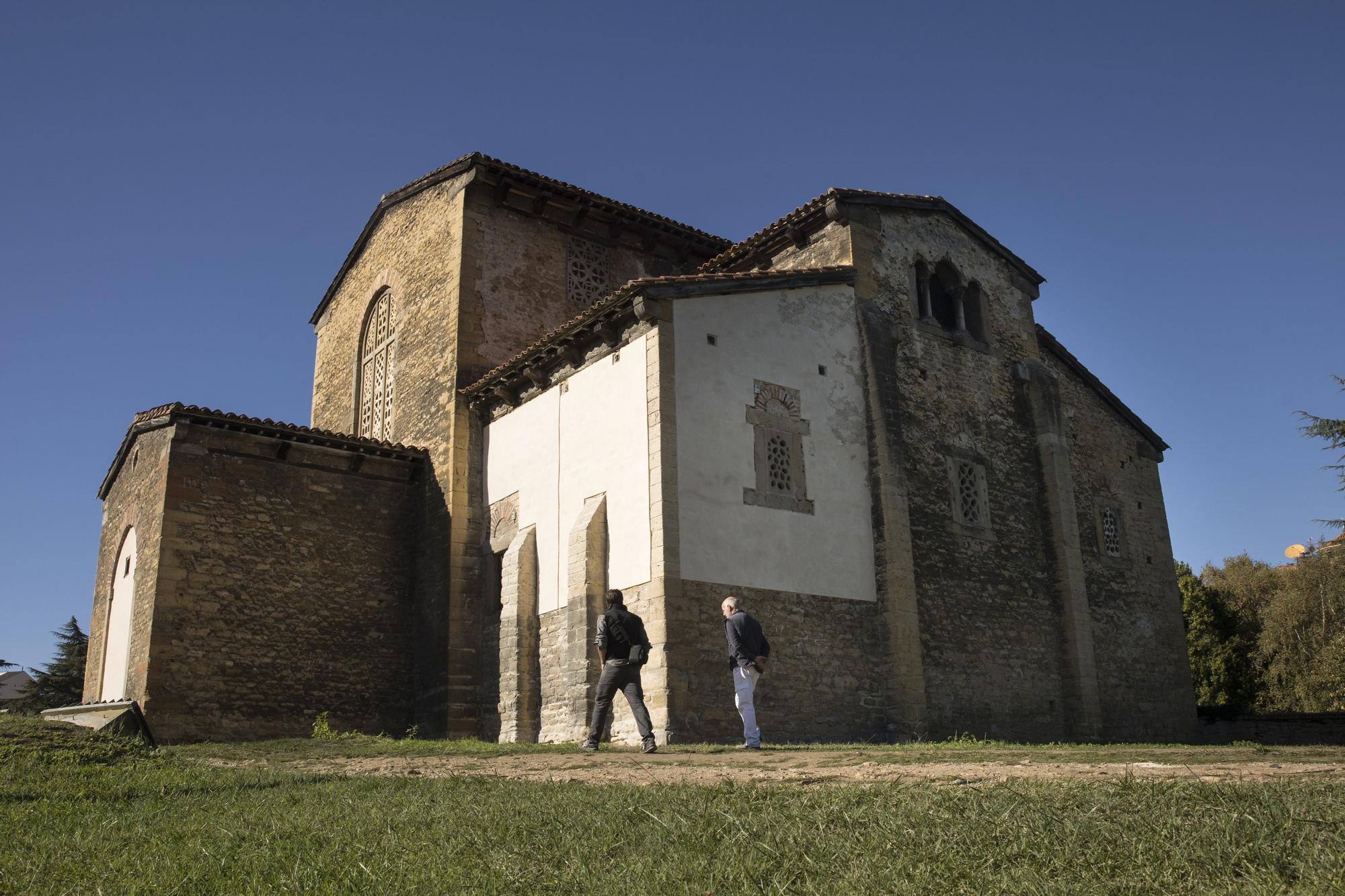 Así está la iglesia de Santullano después de recuperar la carga de mortero en sus muros