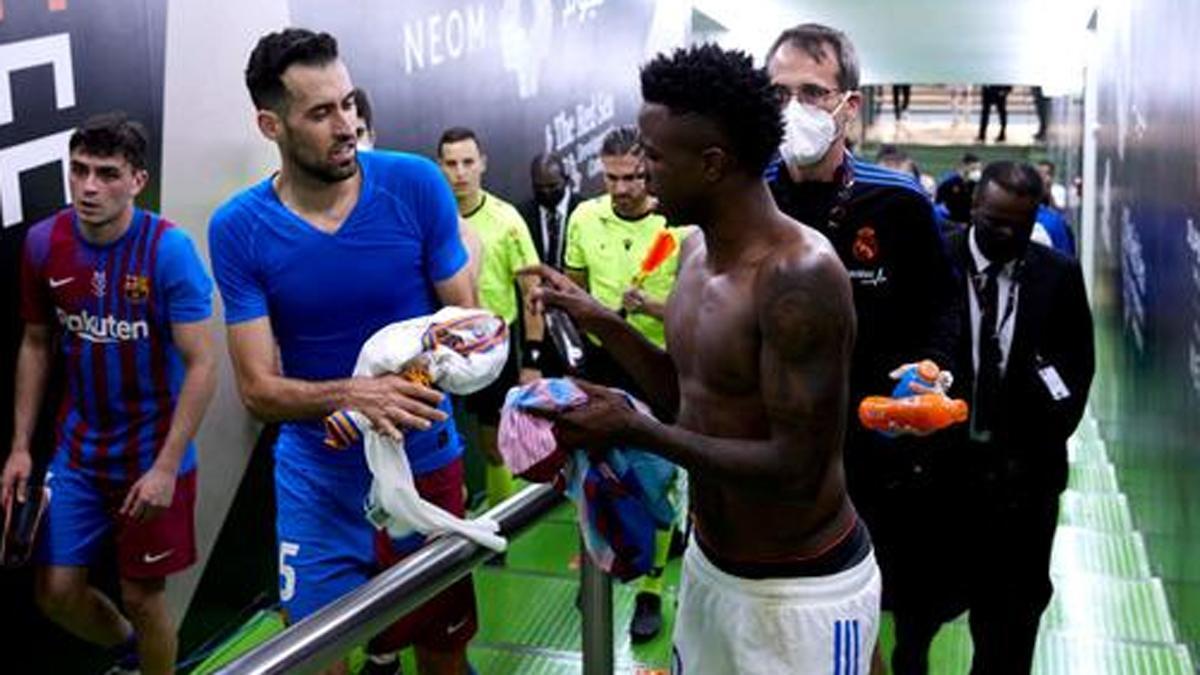 Vinicius se intercambió la camiseta con Sergio Busquets