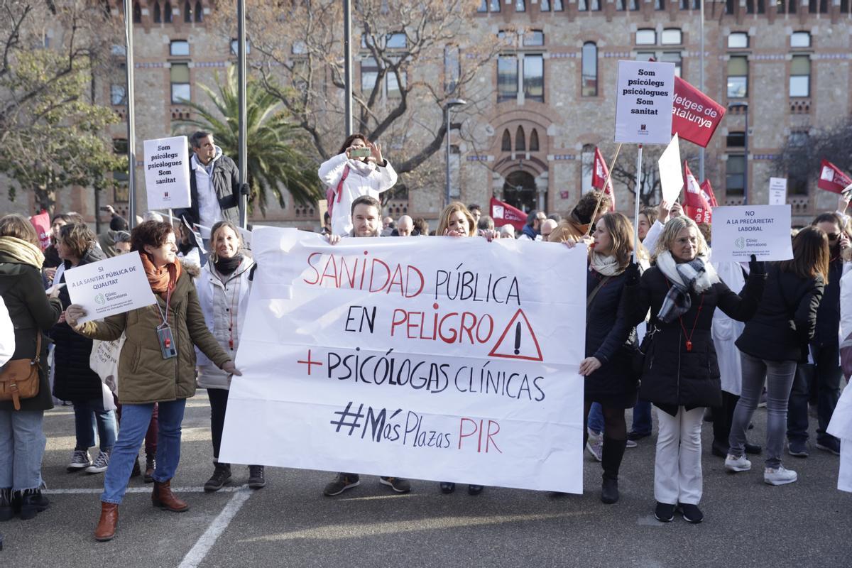 Los sanitarios se han manifestado desde el Departament de Salut hasta la estación de Sants en defensa de la sanidad pública durante el primer día de la huelga de médicos.