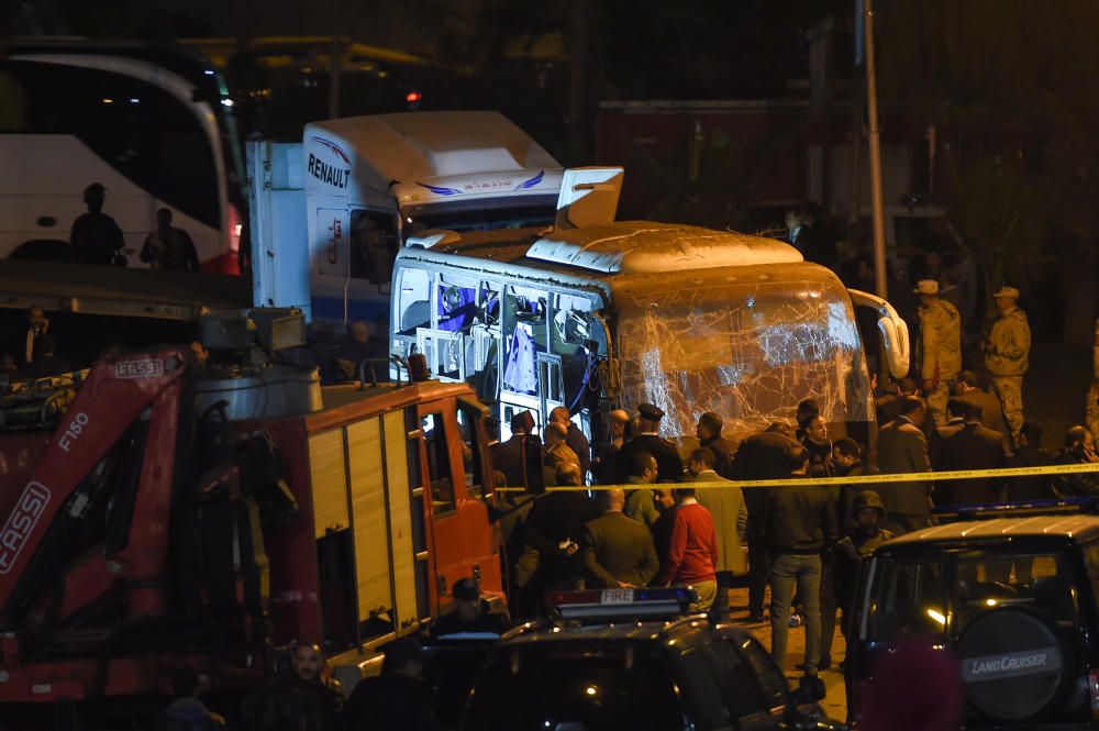 Las fotos del bus tras la explosión en El Cairo.