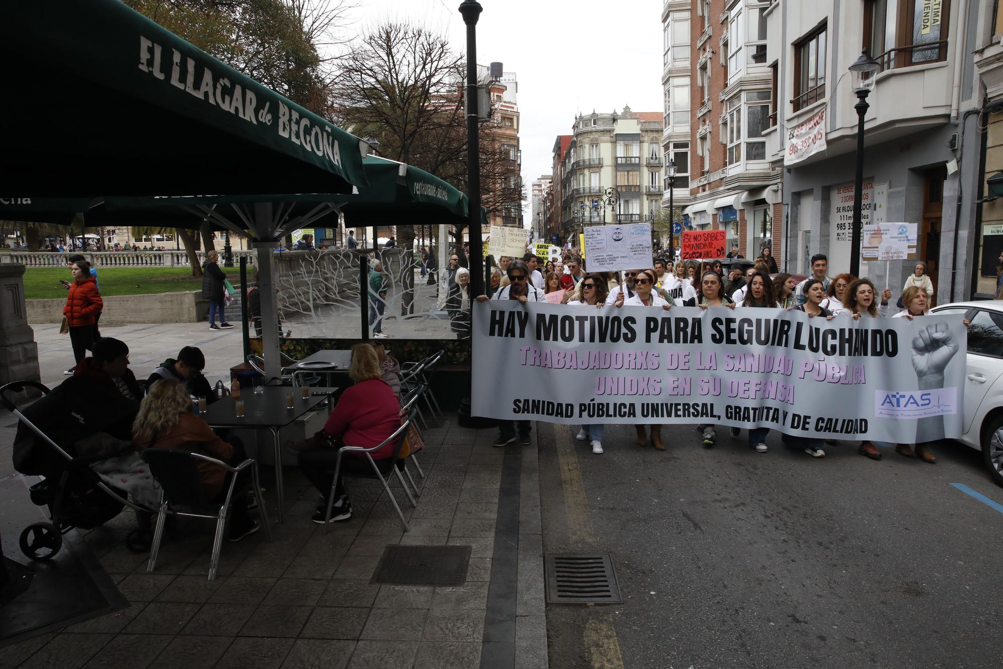 En imágenes: Los sanitarios se manifiestan en Gijón al grito de "no queremos más dinero, queremos mejores condiciones laborales"