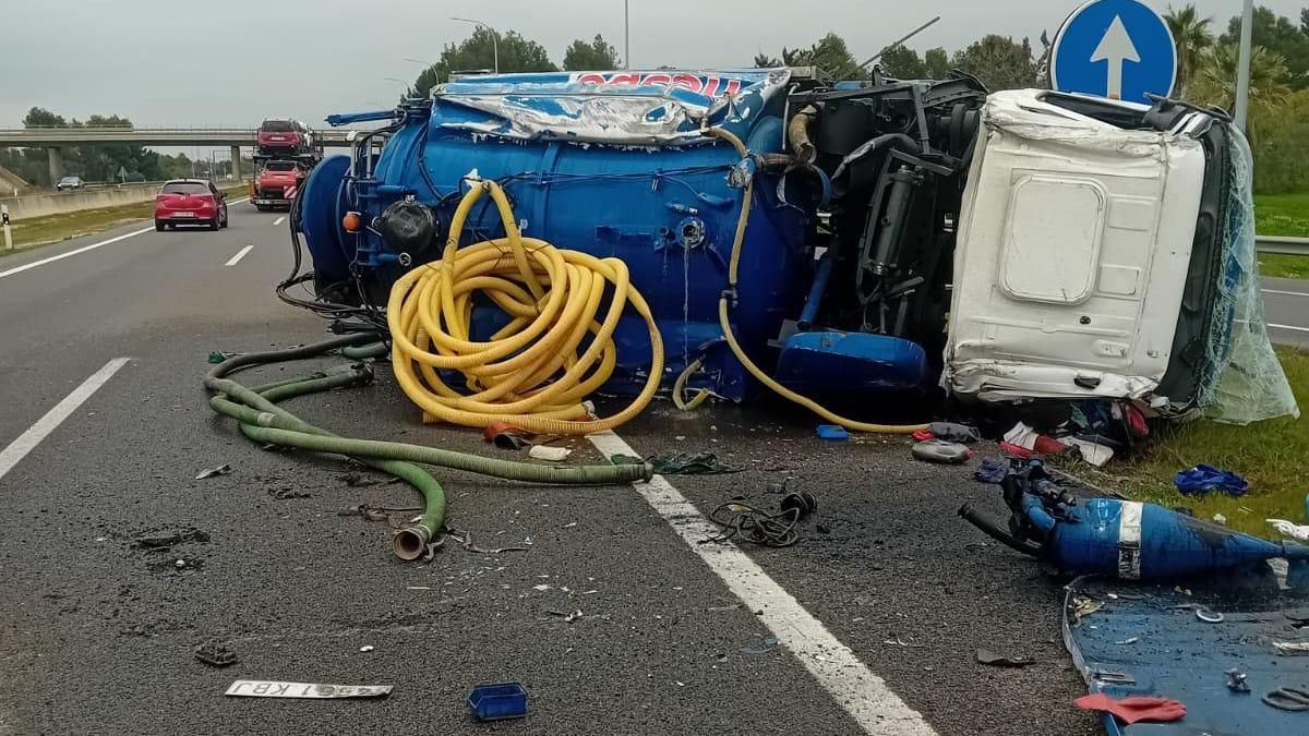 VÍDEO | Vuelca un camión y provoca retenciones kilométricas en la autopista de Inca
