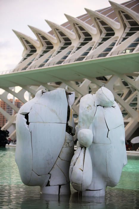 Esculturas de Manolo Valdés en el lago de la Ciudad de las Artes y las Ciencias