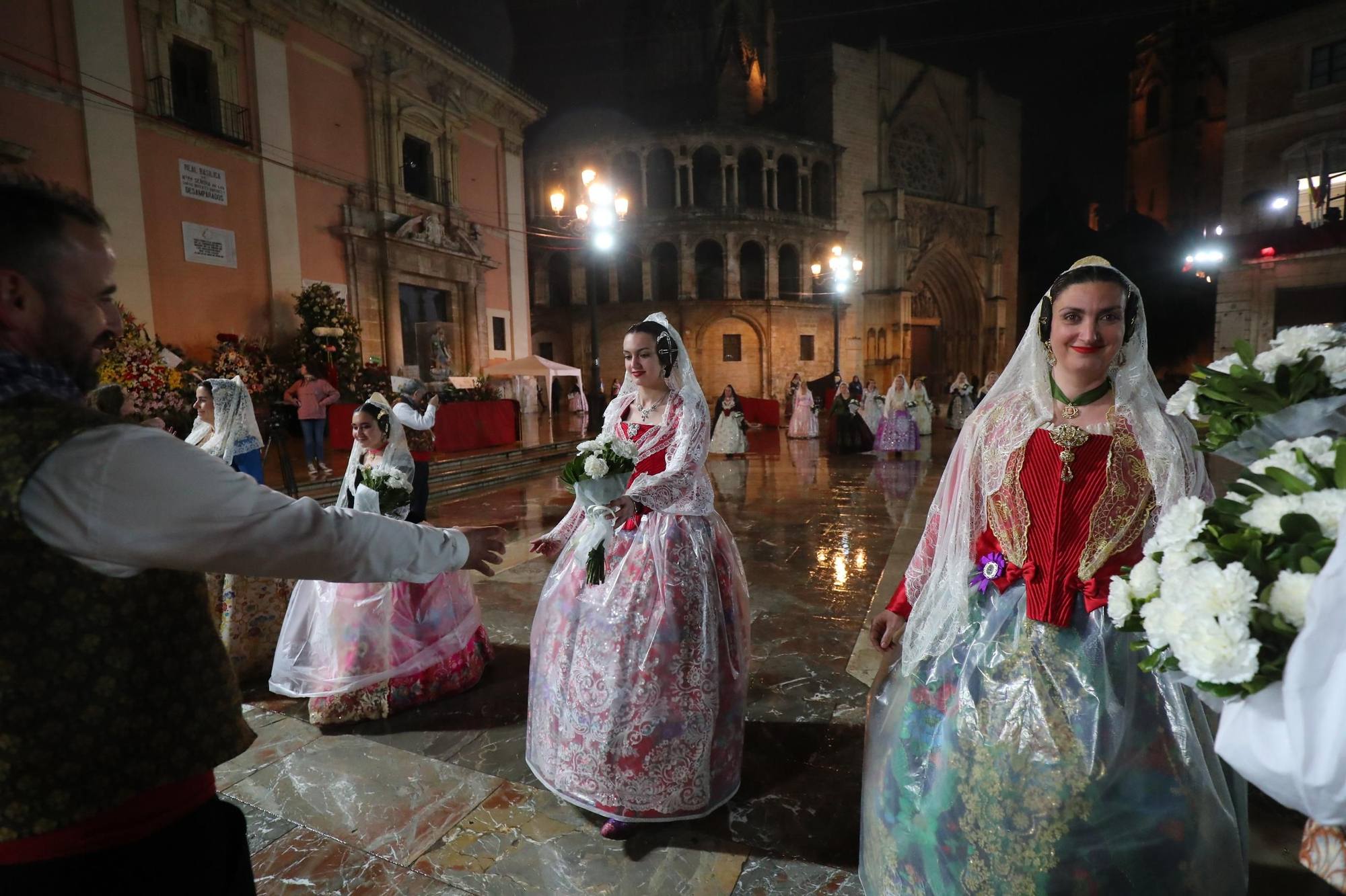 Búscate en el primer día de ofrenda por la calle de la Paz (entre las 19:00 a las 20:00 horas)