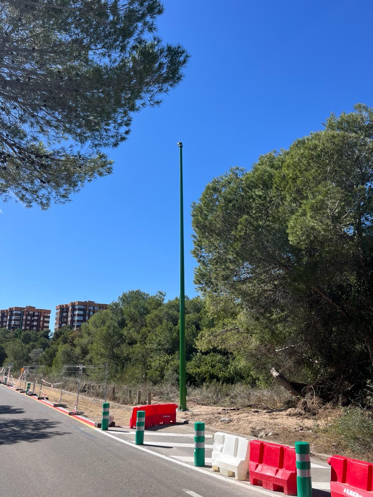 Las torres de color verde de los cañones se han colocado en la avenida de la Gola del Pujol, en el entorno de las torres de apartamentos donde se registró el último incendio