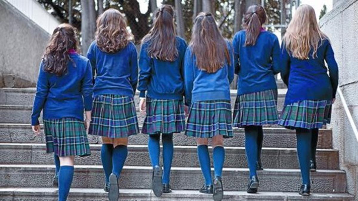 Alumnas de cuarto de ESO del colegio Canigó de Barcelona, donde se usa el uniforme, al salir del centro.