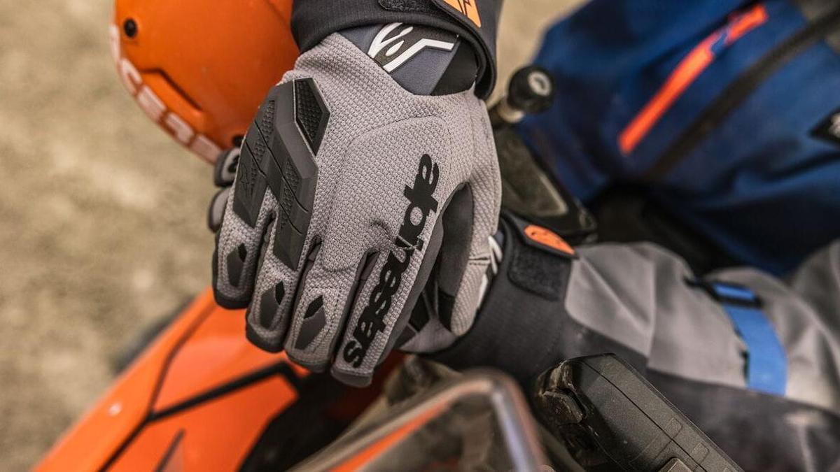Guantes y calzado cerrado, obligatorios en moto desde el 1 de octubre