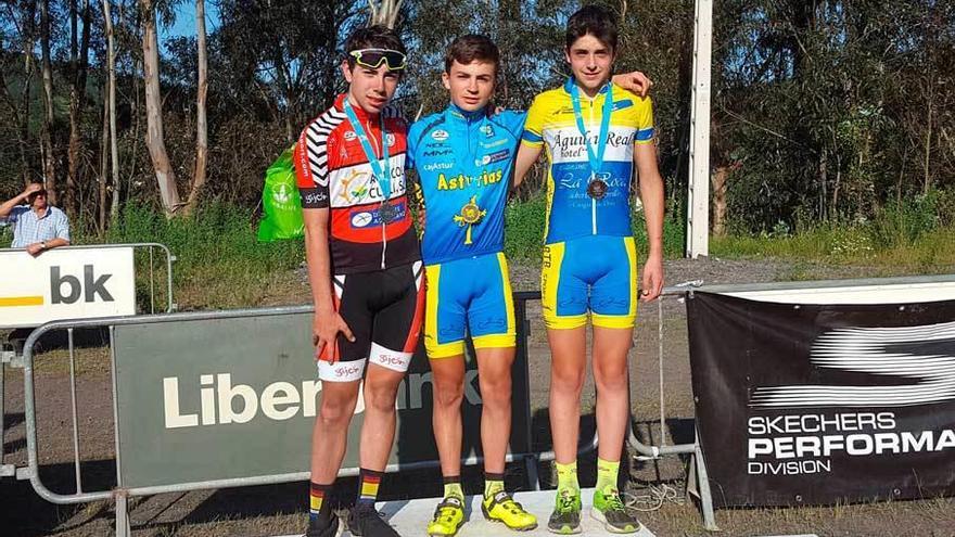 Alfredo Teleña, en el centro, con Sergio Palacio a la izquierda y Juan Carlos Prida.