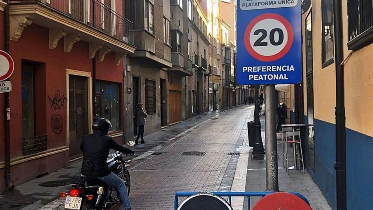 Plataforma ya existente en la calle de San Andrés, con señalización límite a 20 kilómetros hora. | Jose Luis Fernández