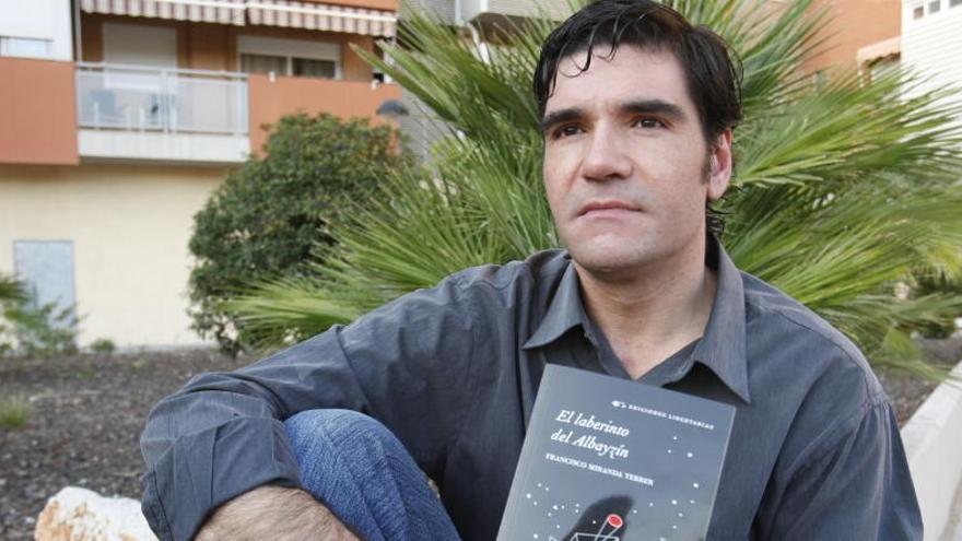 El escritor Paco Miranda Terrer, tras la publicación de El laberinto del Albayzín.