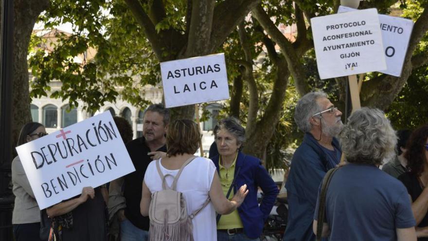 Participantes en una concentración de Asturias Laica. | C. F.