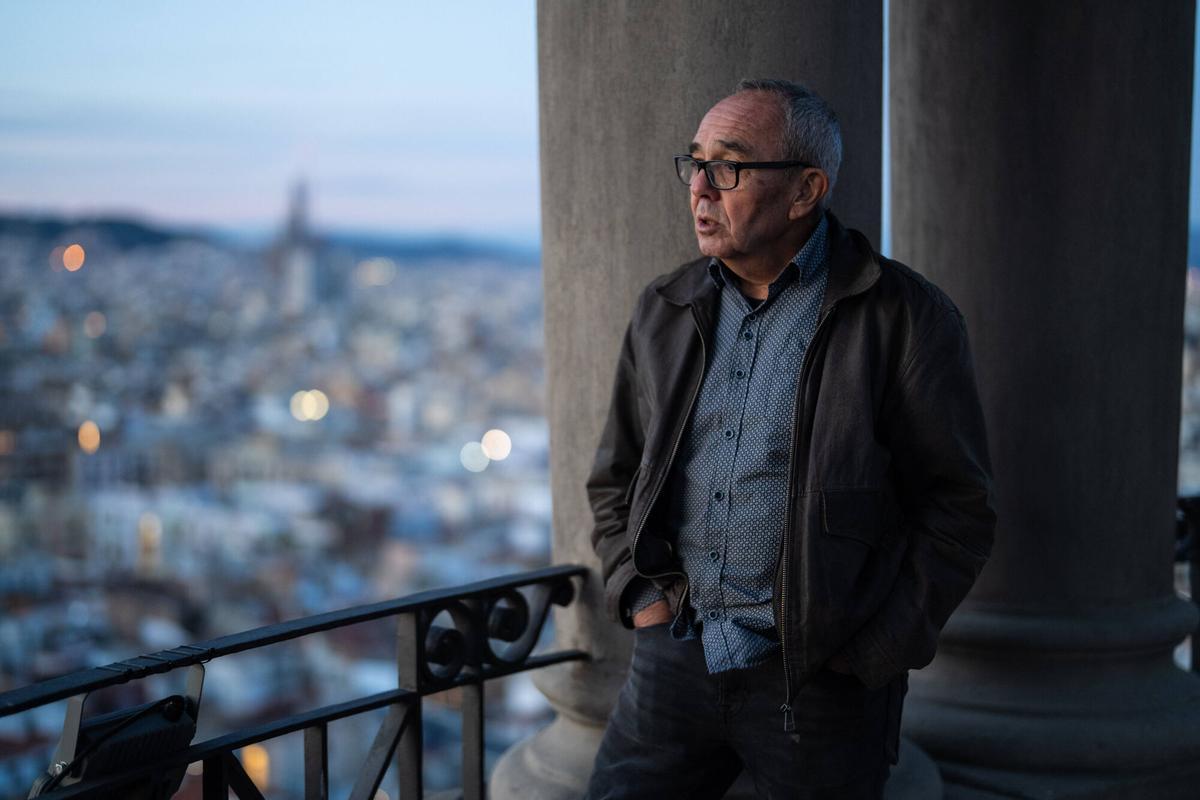 Barcelona, 18/11/2025. POLÍTICA. Retratos de Joan Coscubiela, exdirigente de ICV, realizados en la terraza del Coco (Vía Laietana) para la sección “De la política, ¿se sale?”. Foto: Zowy Voeten / El Periódico