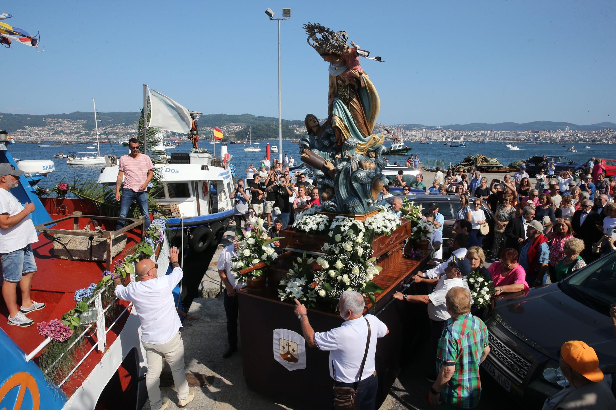 Decenas de barcos en la procesión marítima de Moaña