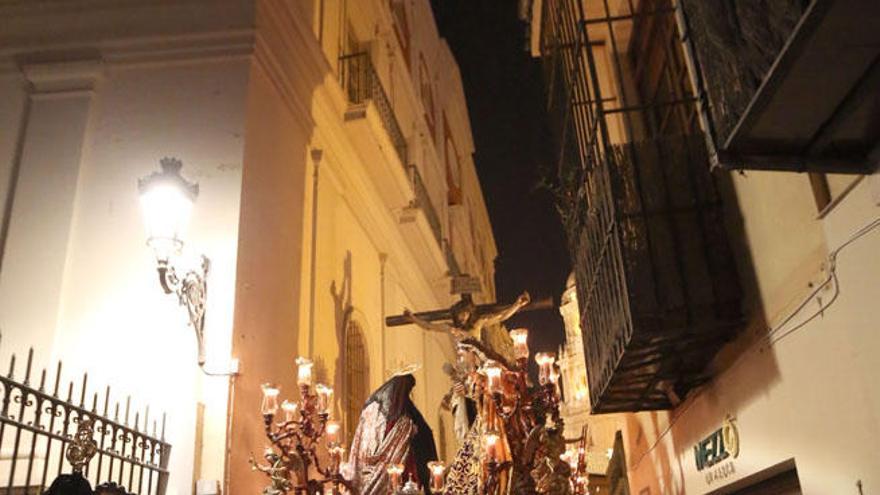 El trono del Cristo de las Penas pasa por la estrechez de San Agustín.