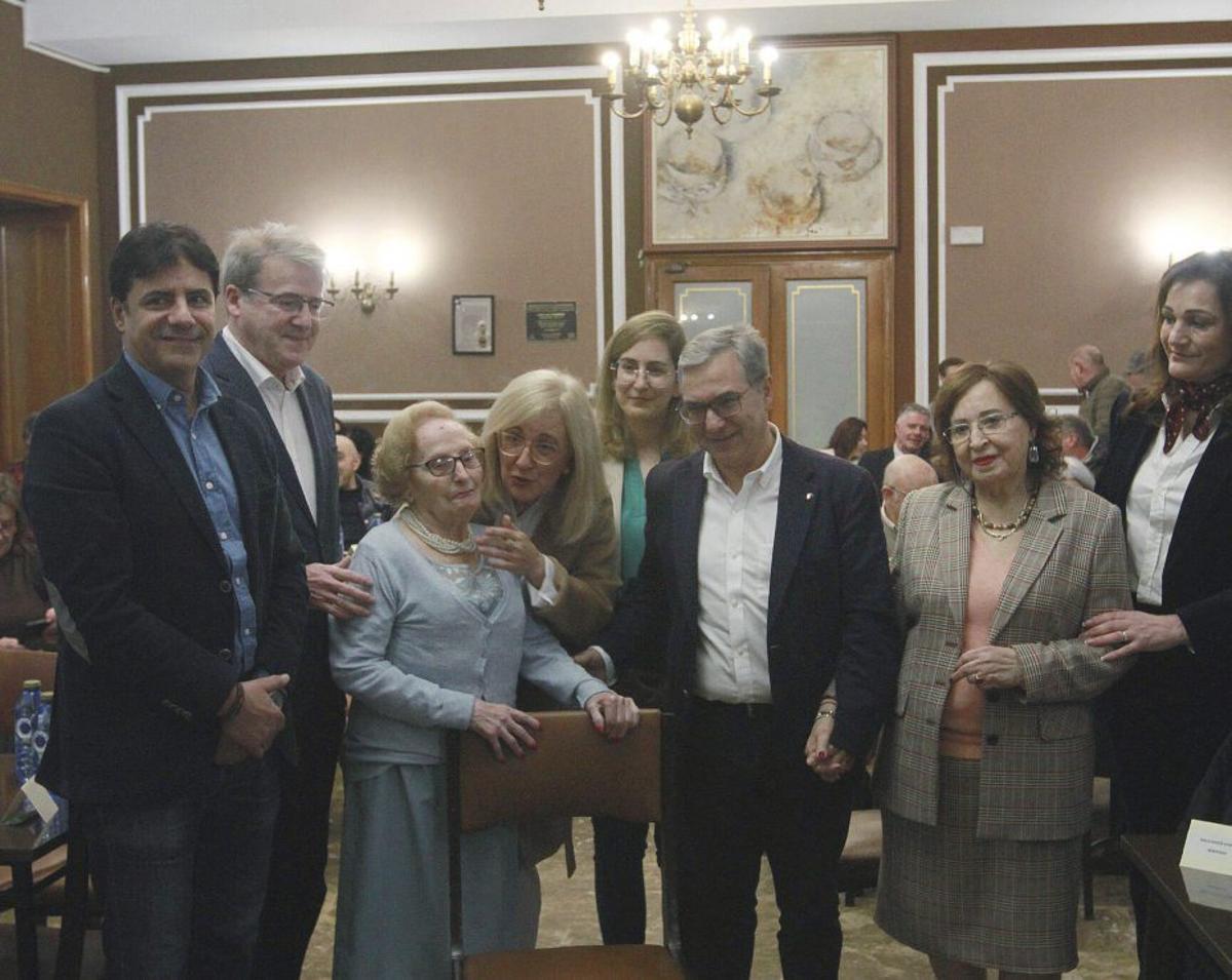 El alcalde de Pereiro, concello premiado, al igual que Marita Souto, con otros asistentes al acto.  | IÑAKI OSORIO