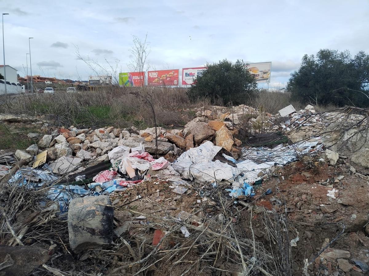 FOTOGALERÍA | Imágenes de una escombrera a pie de calle en Plasencia, que se ha hecho viral FOTOGALERÍA | Imágenes de una escombrera a pie de calle en Plasencia, que se ha hecho viral