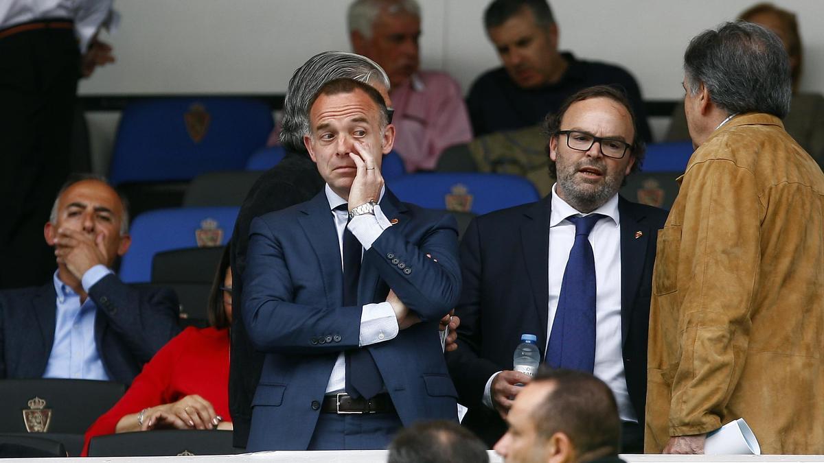 El presidente, Christian Lapetra, y el vicepresidente, Fernando Sainz de Varanda, en el palco de La Romareda.