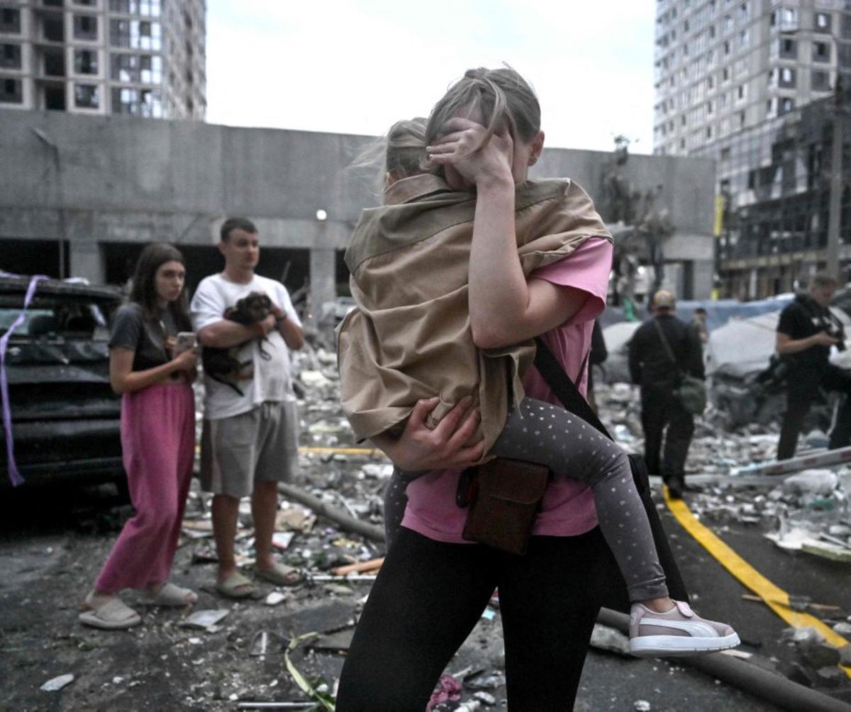 Almenys 22 morts i desenes de ferits en un gran atac rus a Kíiv
