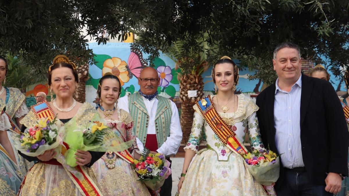 Fallera Mayor y Presidente de los Mayores de Torrent con las Falleras Mayores de la ciudad.