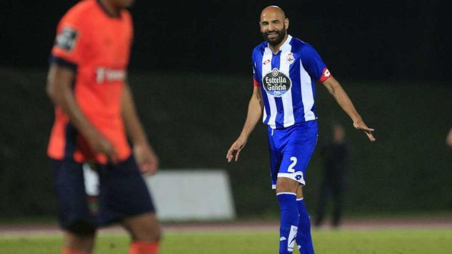 Manuel Pablo, arriba, durante el amistoso; abajo, Luisinho persigue a un futbolista del Paços de Ferreira.