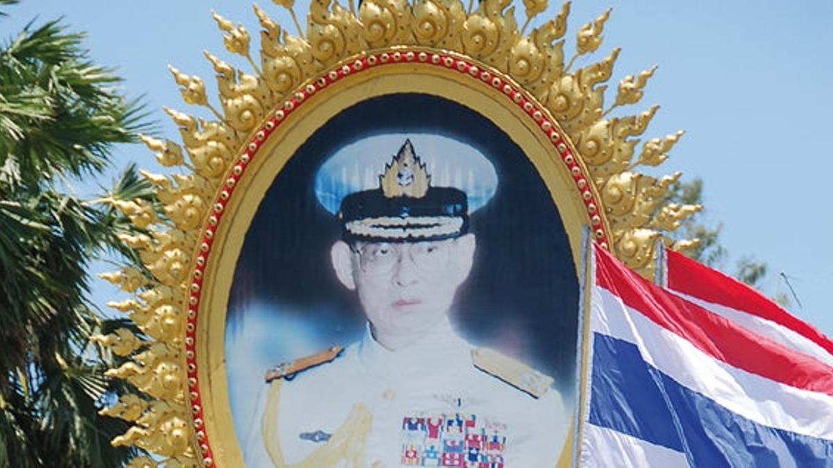 En Bangkok hay muchas vallas dedicadas a la vida del rey, donde sale con sus nietos, solo... o con E