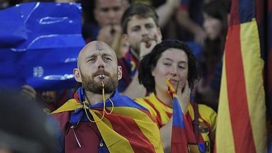 Aficionats blaugrana xiulant l&#039;himne espanyol durant la final de Copa del Rei del 2015.