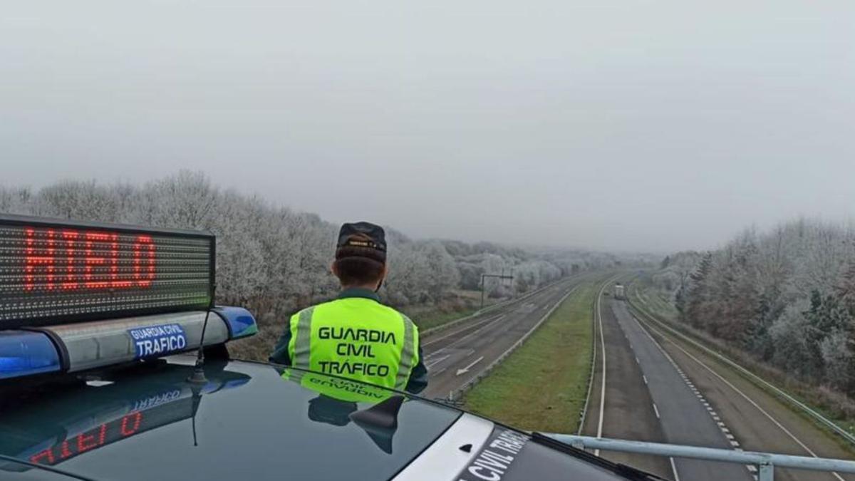 Un agente durante un control en la A-52, a su paso por Verín. // G. C.