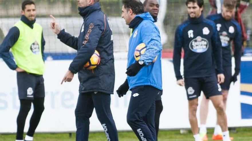 Gaizka Garitano da instrucciones a sus jugadores durante un entrenamiento.