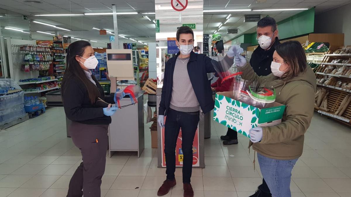 Entrega de las viseras de protección a uno de los comercios.