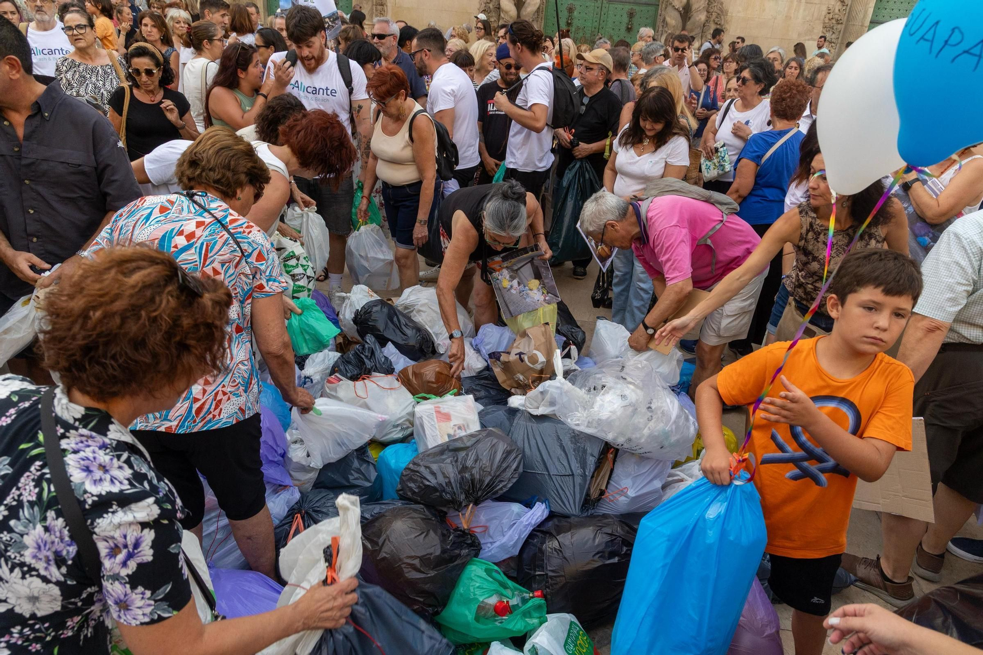 El malestar por la limpieza en Alicante se traslada a la calle