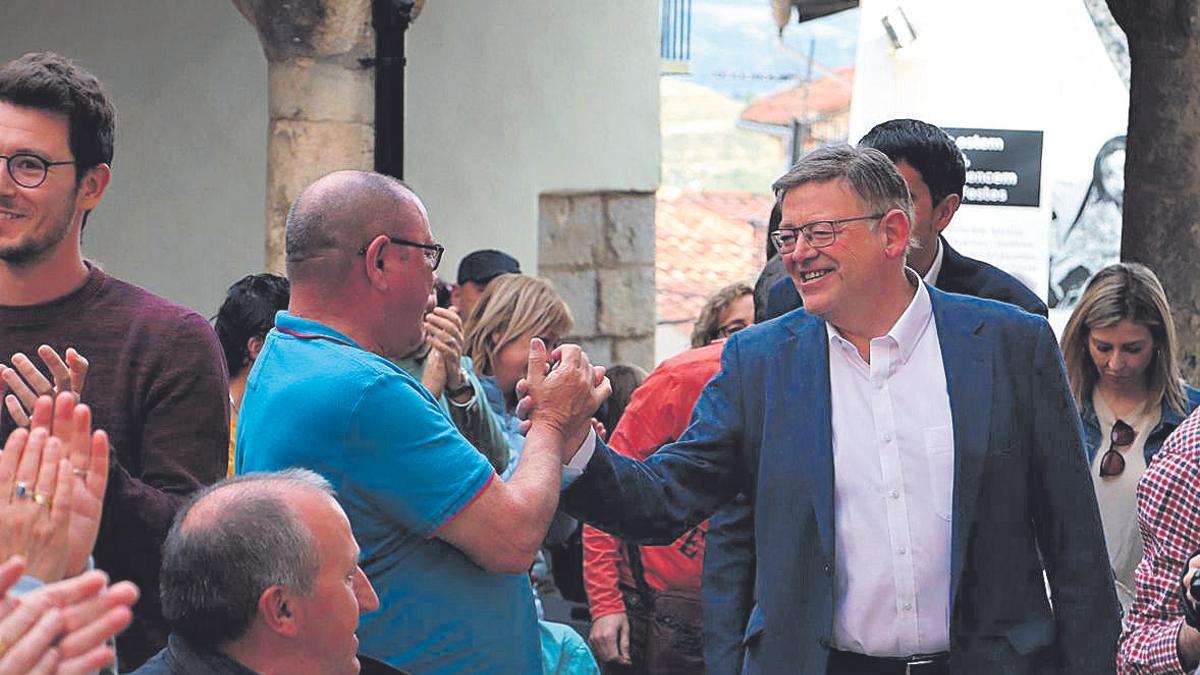 Ximo Puig saluda a los presentes en un mitin en Morella hace dos semanas.