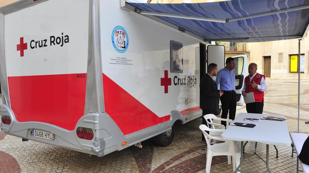 El alcalde de Elche y el edil de Derechos Sociales han visitado la autocaravana.