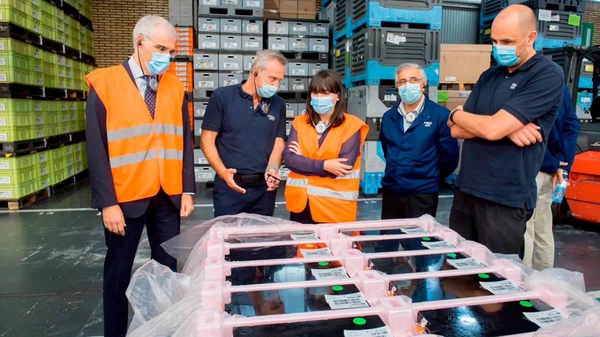 Conde y Lorenzana atienden a las explicaciones del director de PSA-Vigo, Ignacio Bueno, en el taller de baterías de PSA