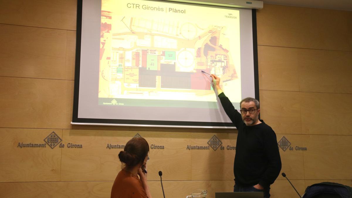 El regidor de Sostenibilitat de Girona, Martí Terés, assenyalant el plànol del nou centre de tractament de residus que es projecta a Campdorà amb l&#039;alcaldessa de Girona, Marta Madrenas, escoltant al costat