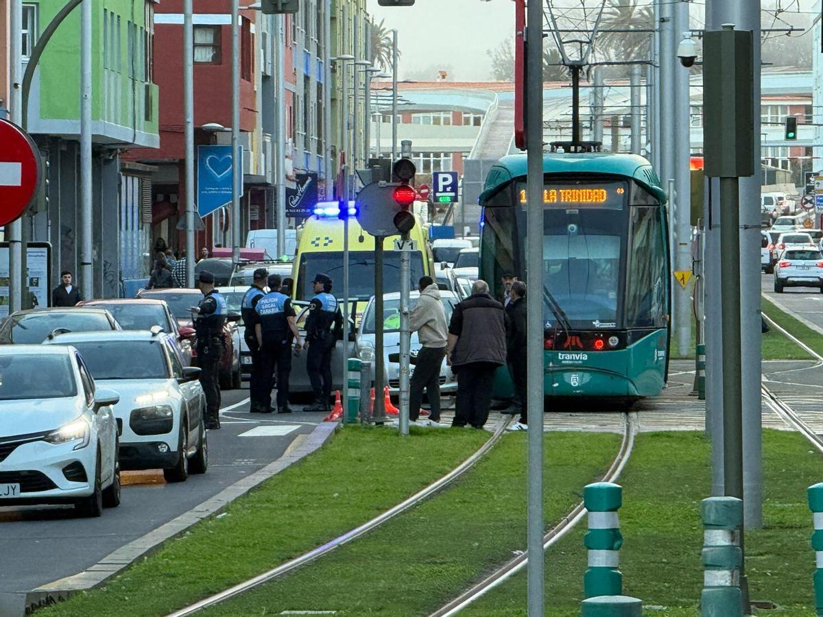 Colisión del tranvía con un coche en La Trinidad