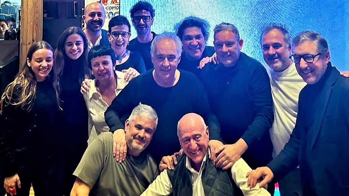 Acurio, entre los hermanos Ferran y Albert Adrià, rodeado de los cocineros Martina y Carlota Puigvert, Josep Armenteros, Fina Puigdevall, Carme Ruscalleda, Raül Balam, Nandu Jubany, Carles Gaig, Albert Raurich y Joan Roca, este jueves en Yakumanka.