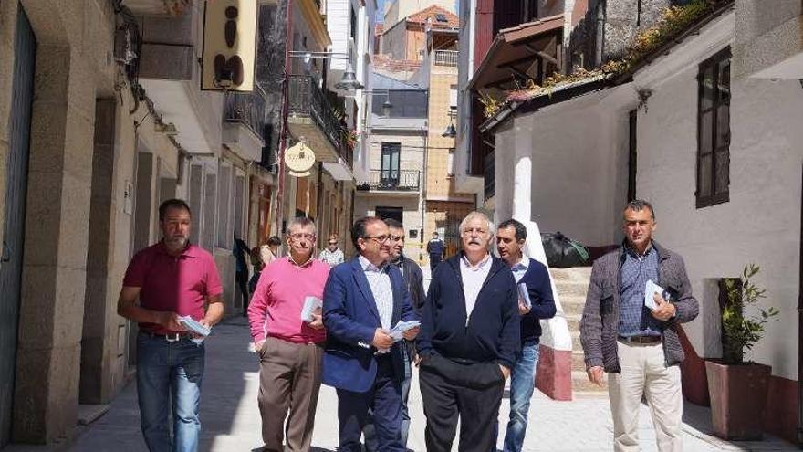 Sotelo, en el centro, en su recorrido por el casco histórico.