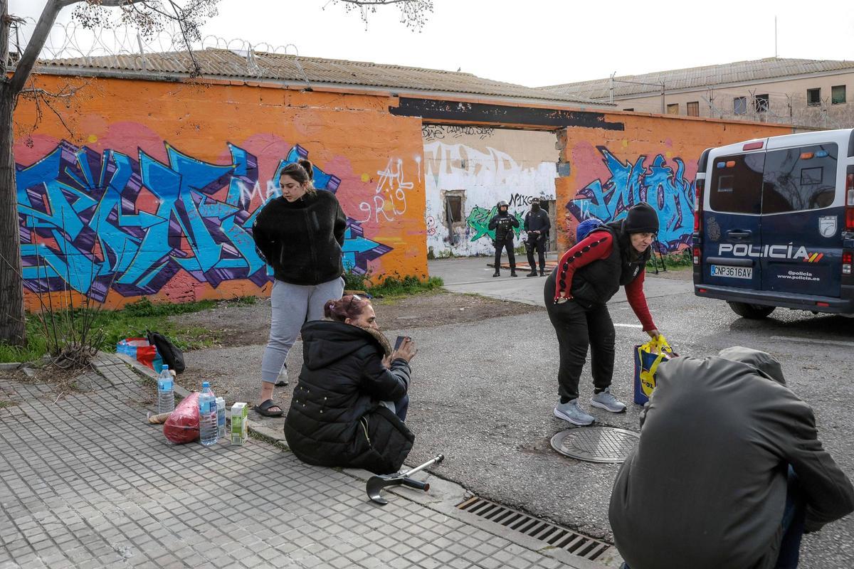 Algunos de los ocupantes de la antigua cárcel en el exterior del recinto.