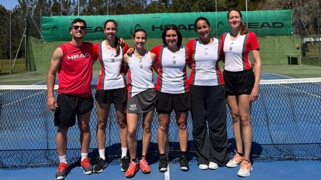 Formación del equipo femenino, con su entrenador. | CEDIDA