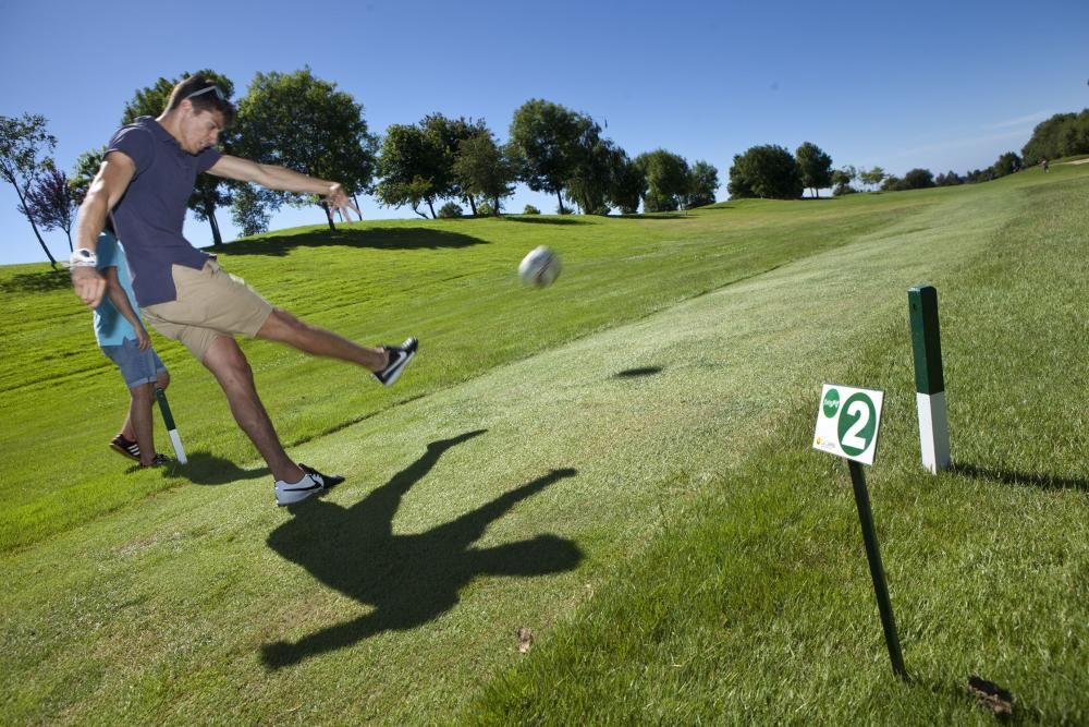 Primer campeonato de "futgolf" en Asturias.