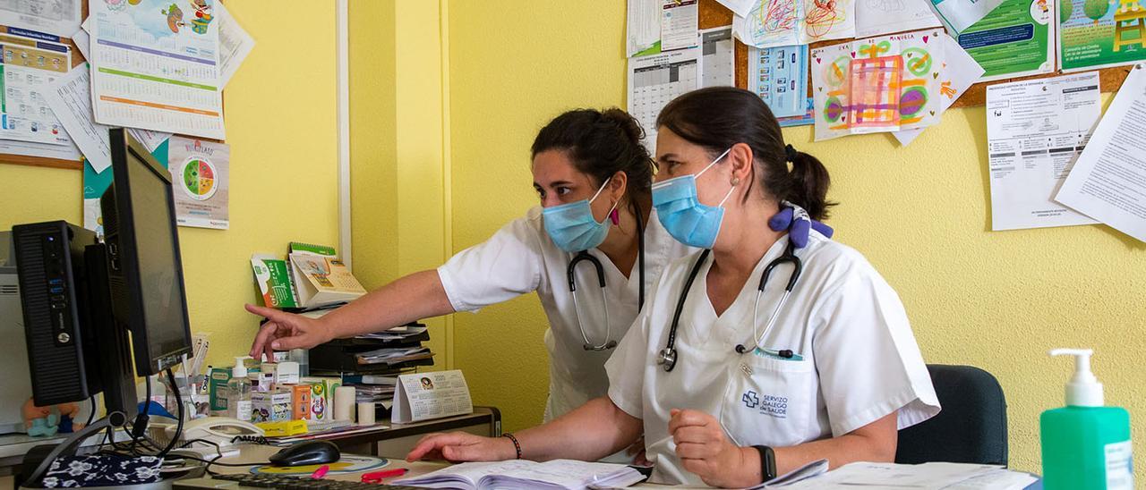 Una médica y pediatra de atención primaria, valiéndose de un servicio de Telemedicina