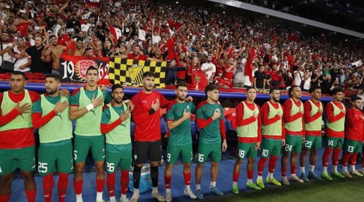 Abde, en el centro de la imagen junto a Munir, en su debut con Marruecos ante Chile, el pasado mes en Cornellà.