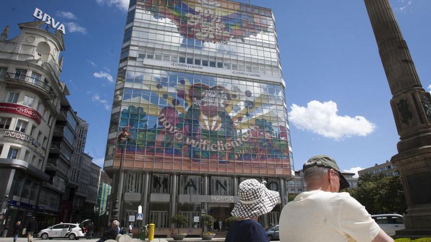 Edificio de R en el centro de A Coruña.