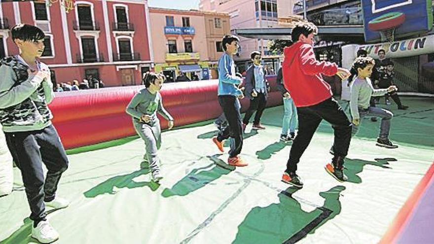 Cientos de niños disfrutan en la fiesta de Caixa Rural