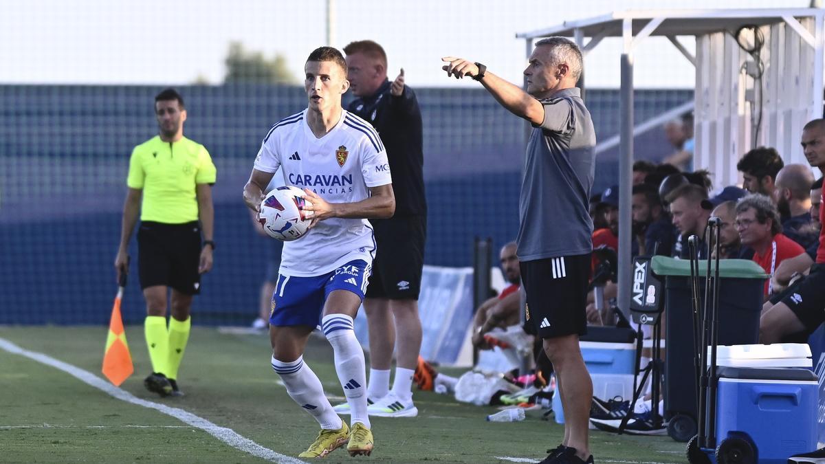 Escribá da instrucciones mientras Nieto saca de banda.