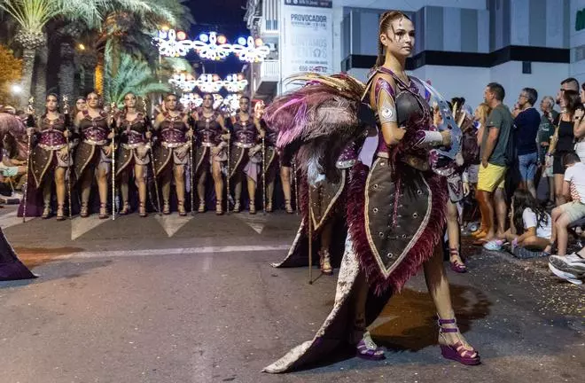 Santa Pola se ilumina con la majestuosa entrada de Moros y Cristianos