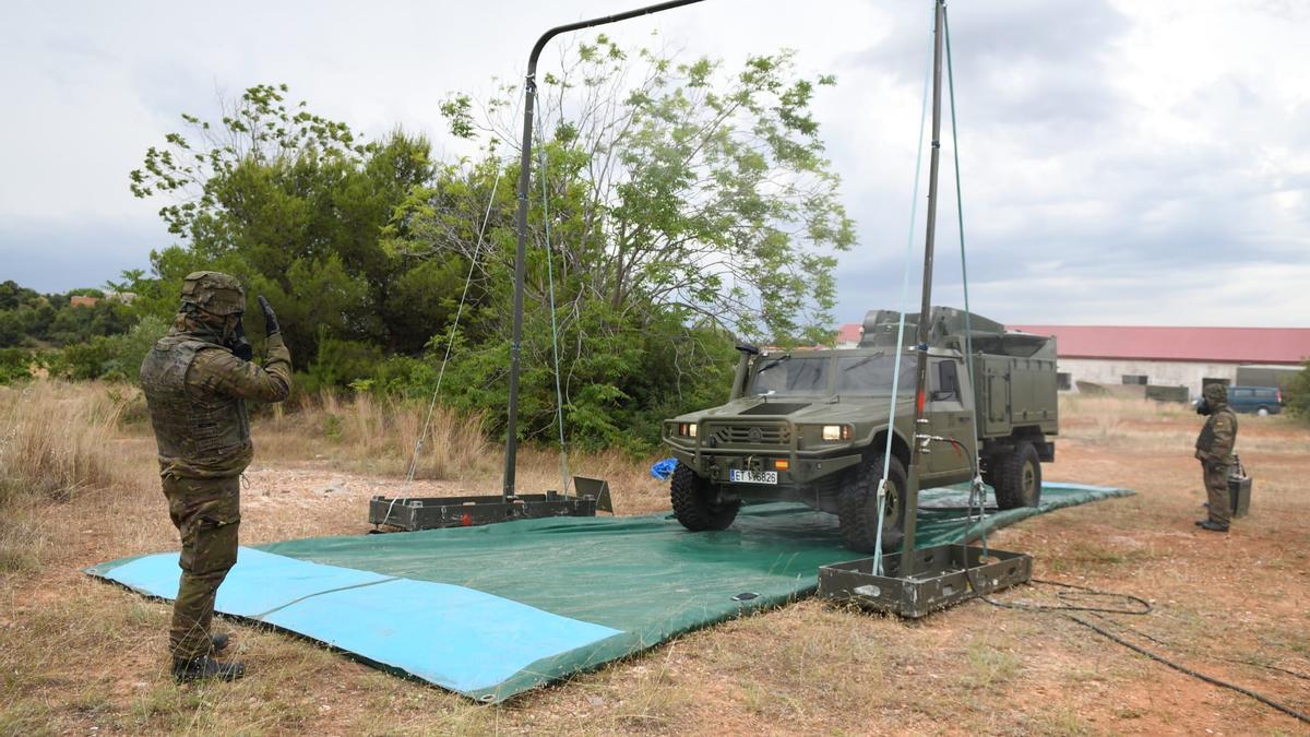 Ejercicio militar de descontaminación de agentes químicos y radiológicos en el Campo de Maniobras de Montaña Negra en Castellón.