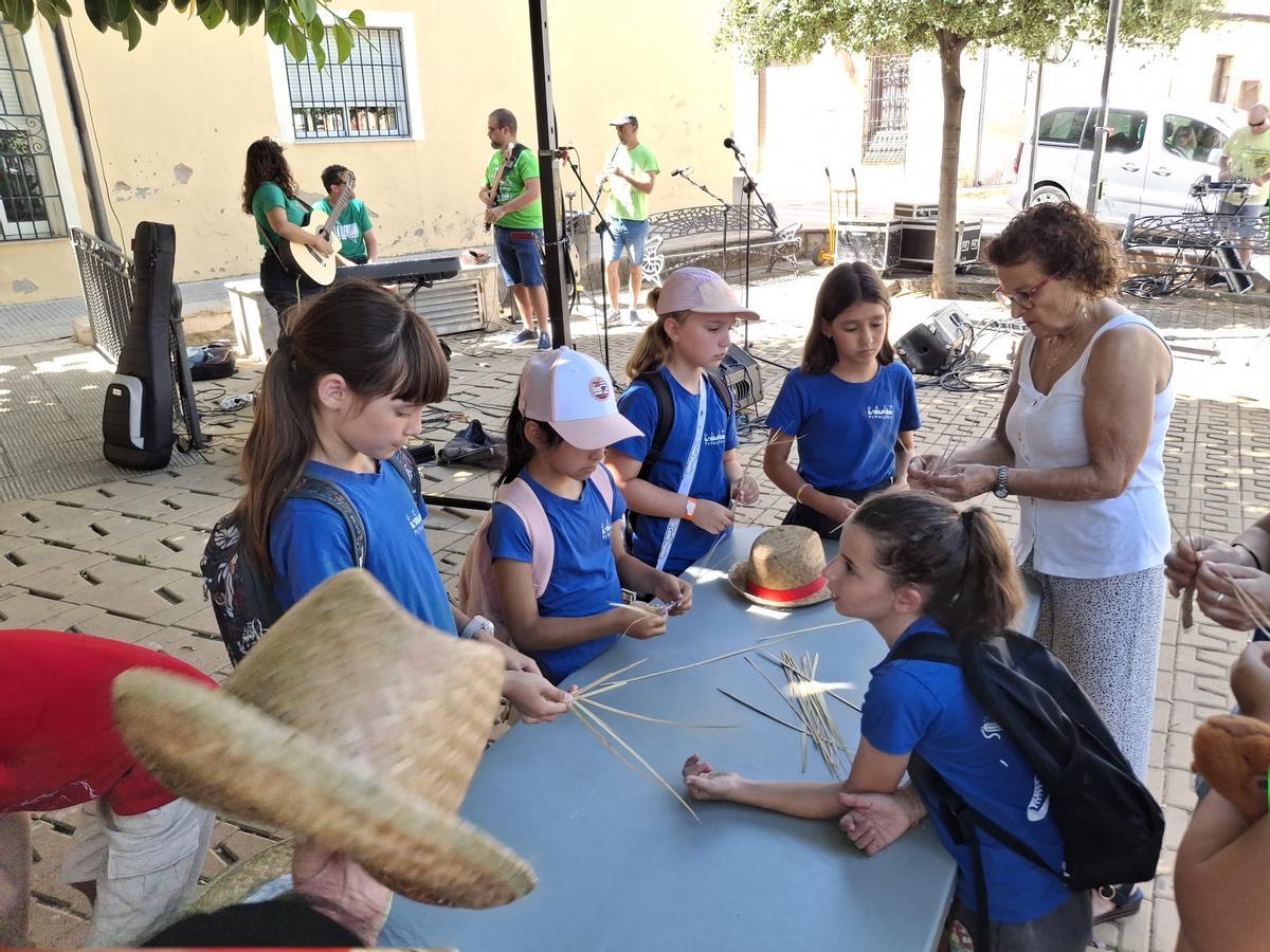 Las imágenes de la primera "trobada escolar" de la Marina Alta "Desafiar-se a fer llata", que ha tenido lugar en Pedreguer