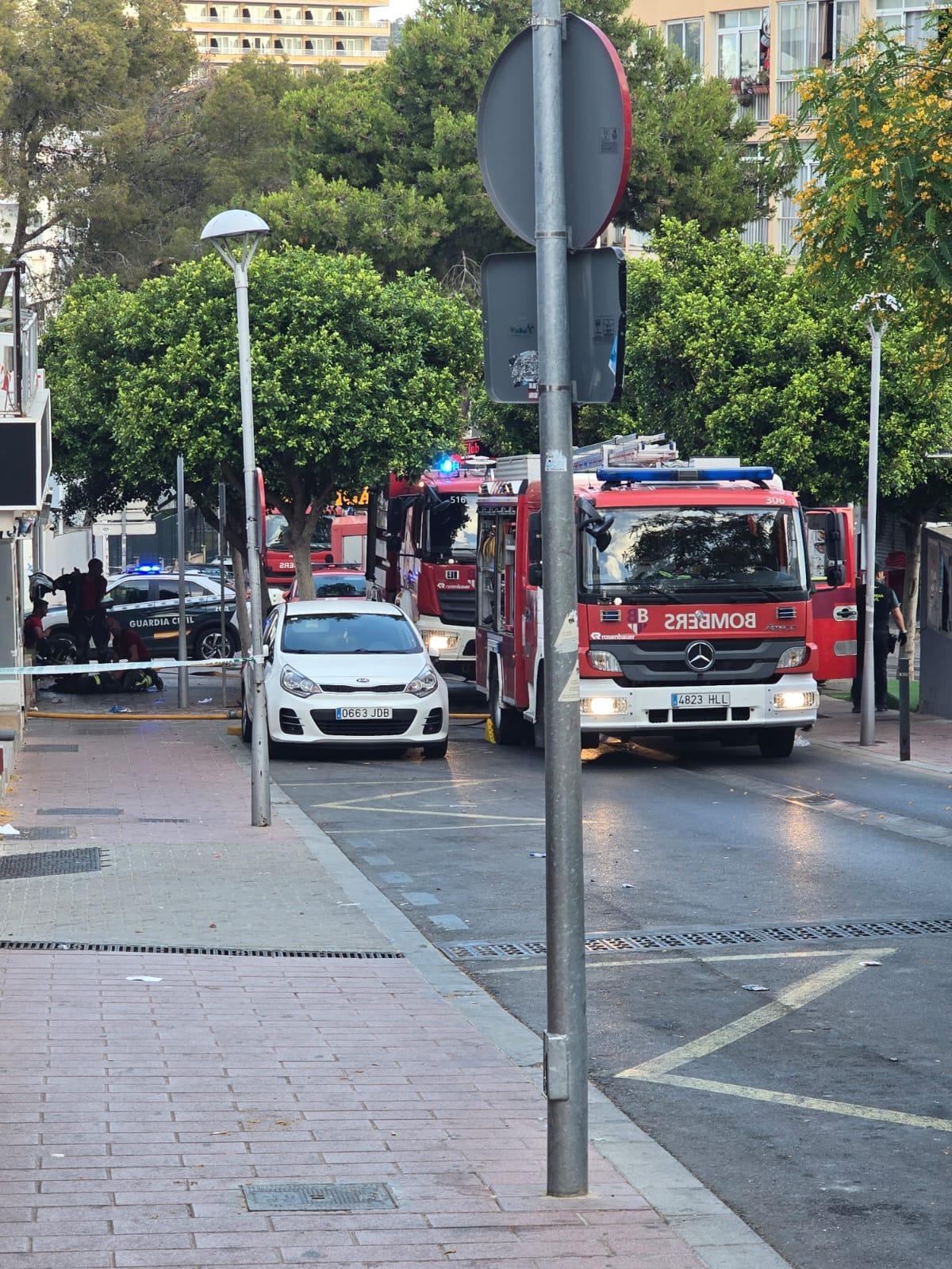 FOTOS | Mueren dos personas en un incendio en un bloque de viviendas de Magaluf FOTOS | Mueren dos personas en un incendio en un bloque de viviendas de Magaluf